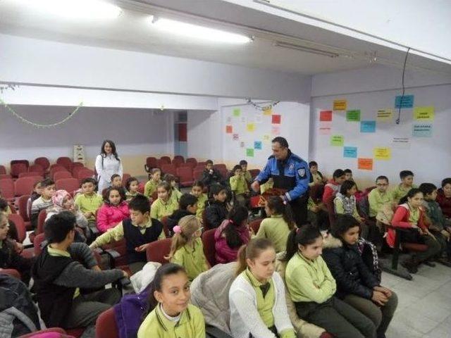 Boz&uuml;y&uuml;k&rsquo;te Polis Ekiplerinden &Ouml;ğrencilere Jest 1