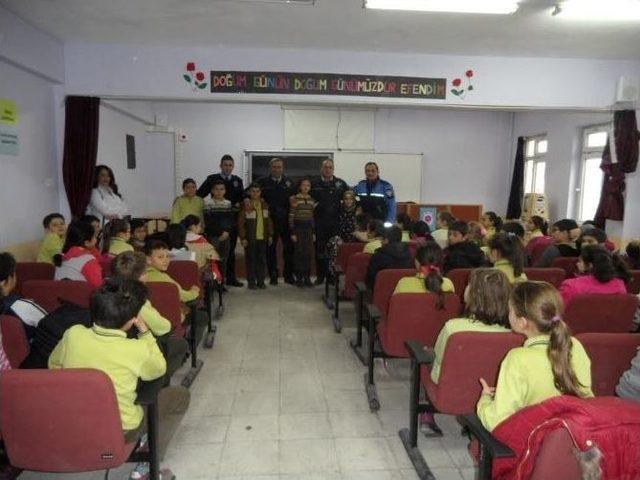 Boz&uuml;y&uuml;k&rsquo;te Polis Ekiplerinden &Ouml;ğrencilere Jest 2