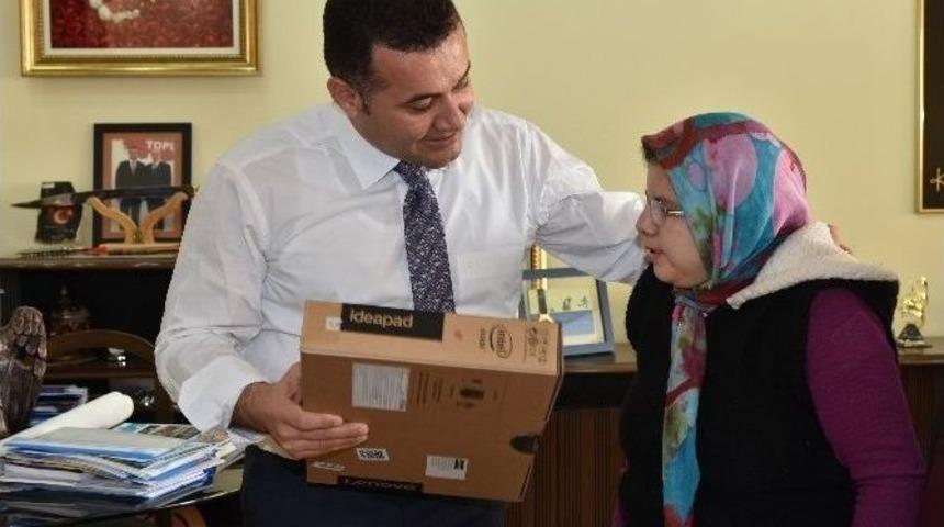 Başkan Y&uuml;cel, G&ouml;rme Engelli &Ouml;ğrenciye Bilgisayar Hediye Etti