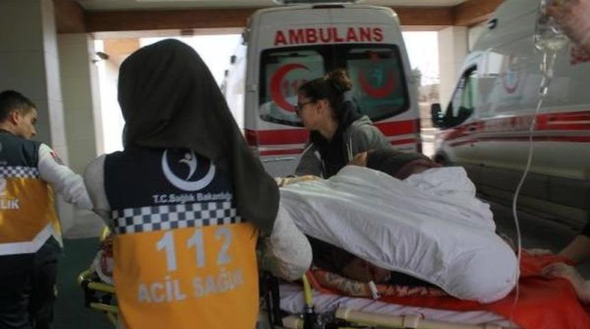 Kardeşini Odaya Kilitleyip 11 Yerinden Bı&ccedil;akladı