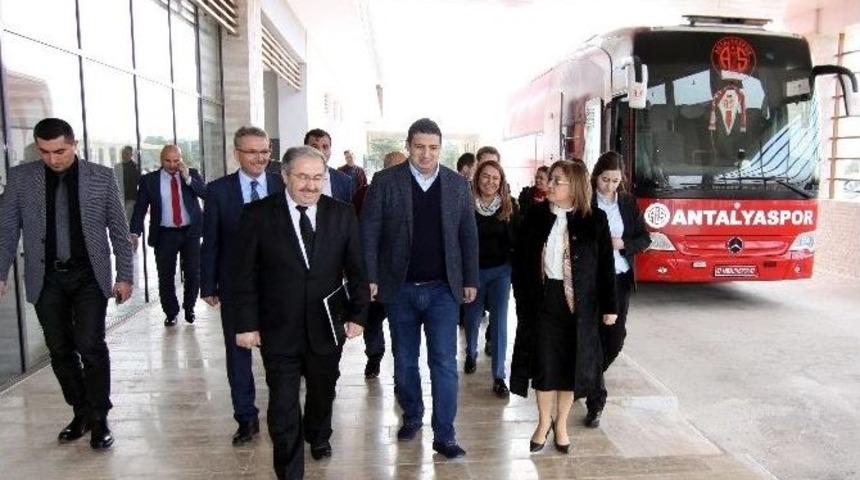Başkan Şahin, Antalyaspor Tesislerini Gezdi