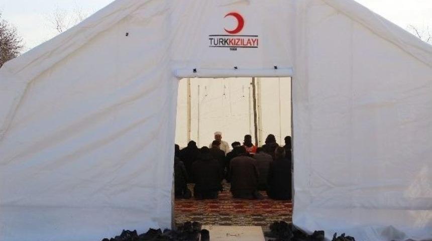 Deprem &Ccedil;adırında Cuma Namazı