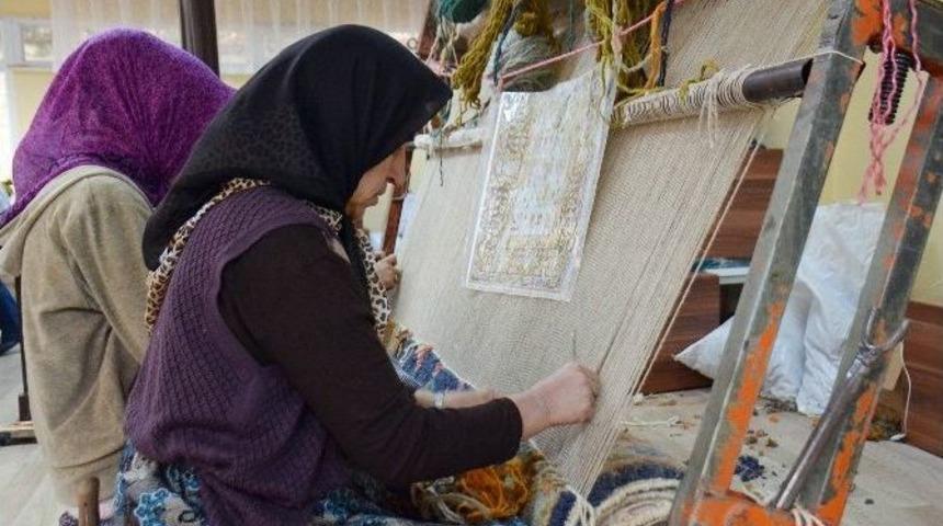 Komek Halı Ve Kilim At&ouml;lyesi Gelir Kapısı Oldu