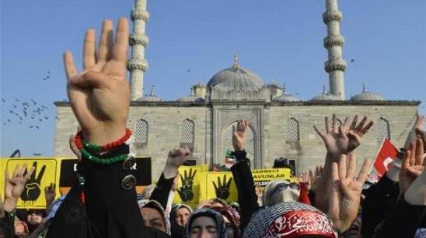 Emin&ouml;n&uuml; Meydanı'nda Mısır protestosu