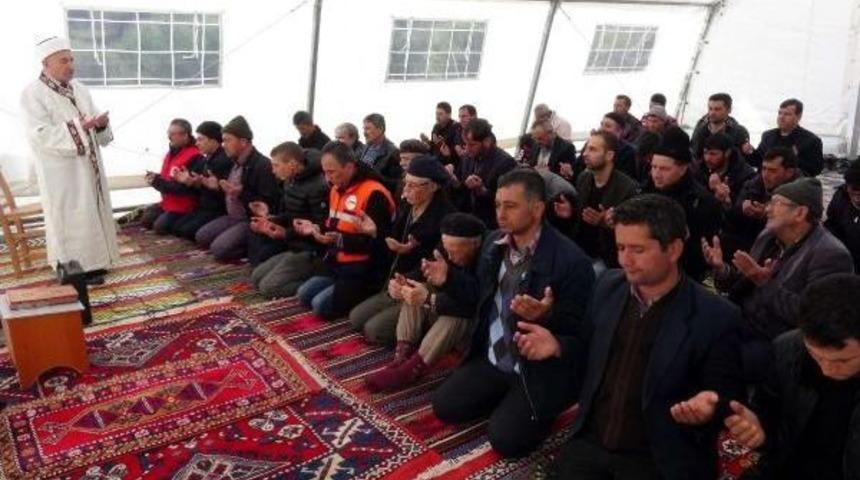 Depremzedeler Cuma Namazını &Ccedil;adırda Kıldı