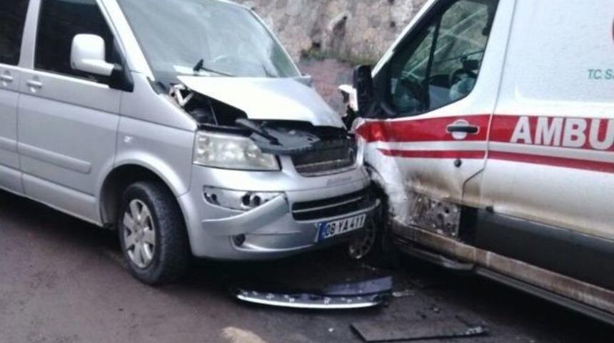 Artvin&rsquo;de Hasta Taşıyan Ambulans Kaza Yaptı: 2 Yaralı
