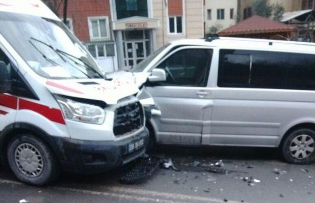 Artvin&rsquo;de Hasta Taşıyan Ambulans Kaza Yaptı: 2 Yaralı 1