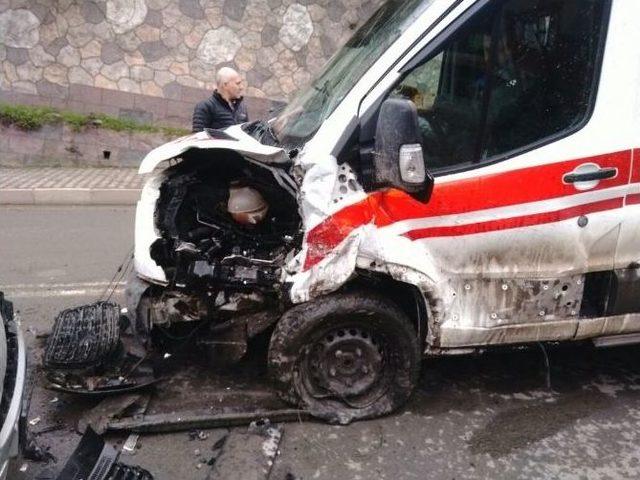 Artvin&rsquo;de Hasta Taşıyan Ambulans Kaza Yaptı: 2 Yaralı 2
