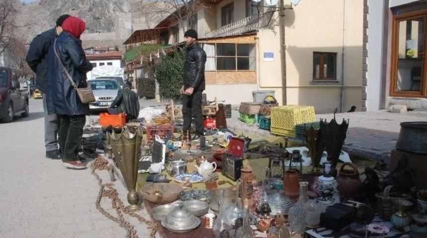 Cuma Pazarında Eskiye Rağbet