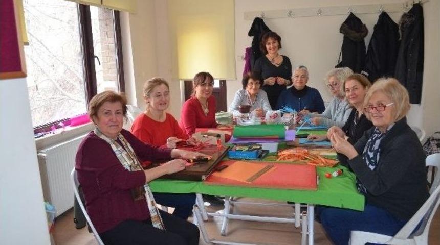 Kağıtları Sanata D&ouml;n&uuml;şt&uuml;r&uuml;yorlar