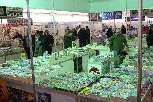 Akhisar Kitap G&uuml;nleri Fuarı A&ccedil;ıldı 1