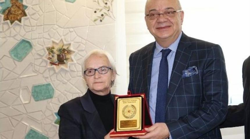 T&uuml;rk Hava Kurumundan Başkan Erg&uuml;n&rsquo;e Plaket