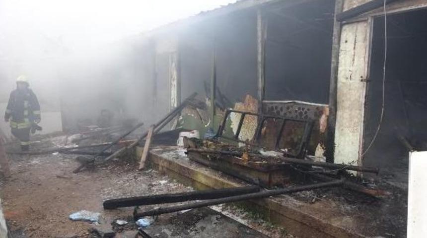 İş&ccedil;ilerin Kaldığı Prefabrik Yandı