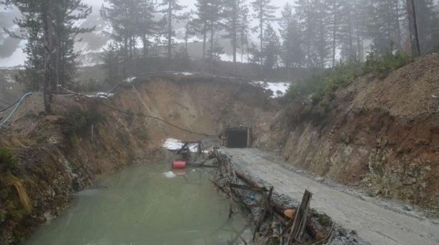 Madende &Uuml;zerine Kaya D&uuml;şen İş&ccedil;i Hayatını Kaybetti