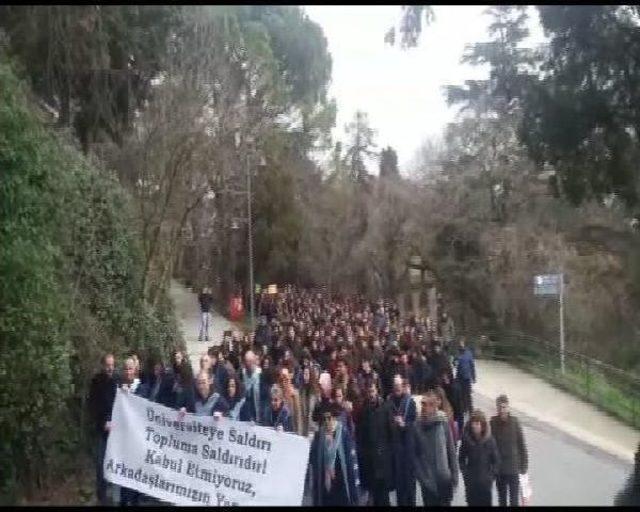 Boğaziçi Üniversitesi'nde Ihraç Edilen Akademisyen Için 'sessiz' Eylem