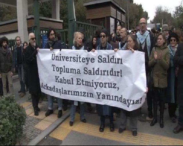 Boğaziçi Üniversitesi'nde Ihraç Edilen Akademisyen Için 'sessiz' Eylem