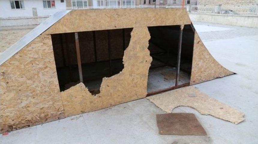 Kaykay Pistini İkinci Kez Kırdılar