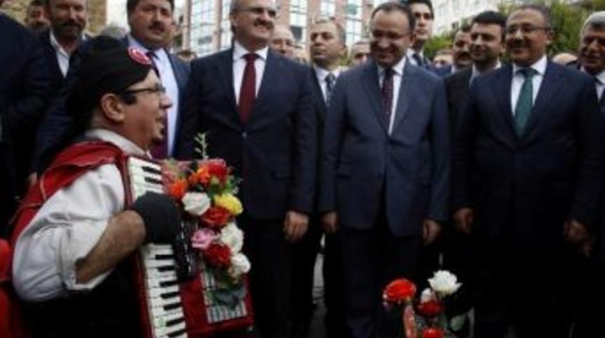 Bakan Bozdağ&rsquo;a Engelli Sokak Şarkıcısından &rsquo;t&uuml;rkiyem&rsquo; Ziyafeti