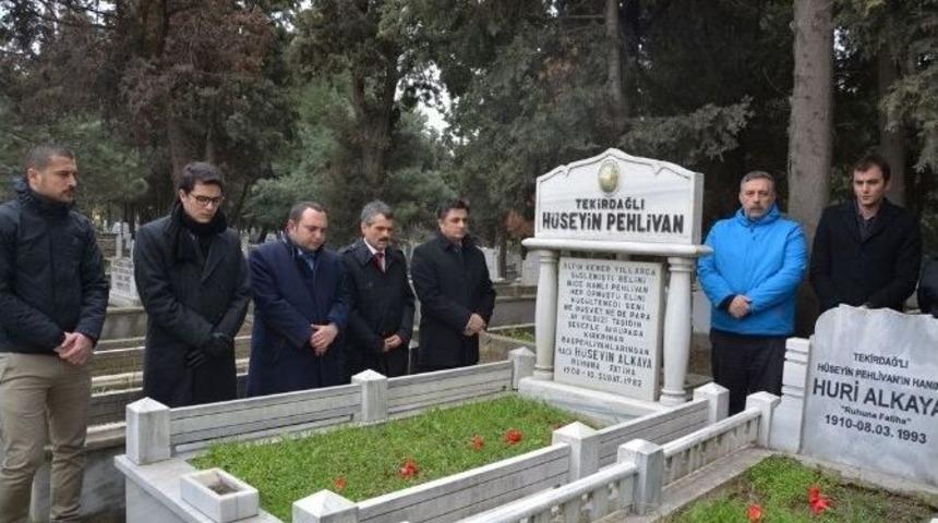 Efsane G&uuml;reş&ccedil;i H&uuml;seyin Pehlivan Mezarı Başında Anıldı