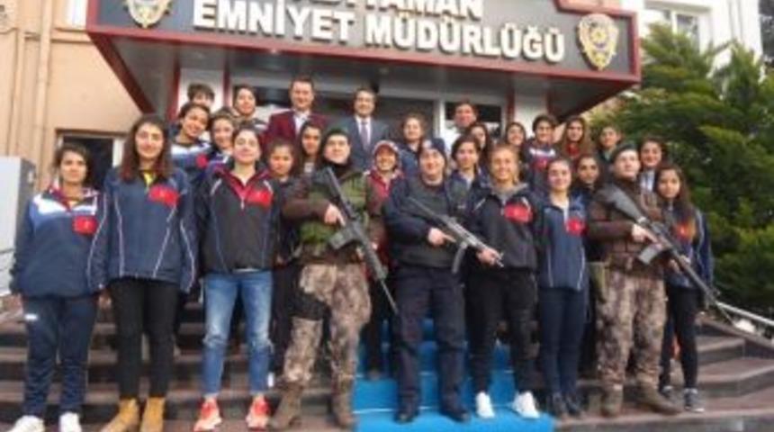 Bayan Futbol Takımından Emniyet M&uuml;d&uuml;r&uuml; Alper&rsquo;e Ziyaret