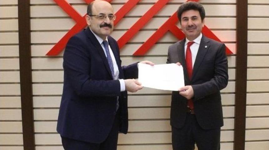 Rekt&ouml;r Karacoşkun, Mazbatasını Y&ouml;k Başkanı Sara&ccedil;&rsquo;dan Aldı