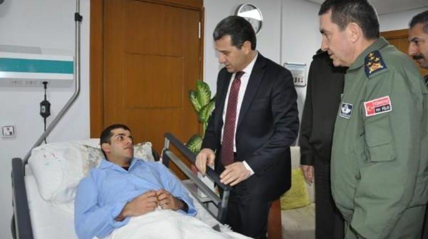 El Bab'da Yaralanan Teğmeni Vali Hastanede Ziyaret Etti