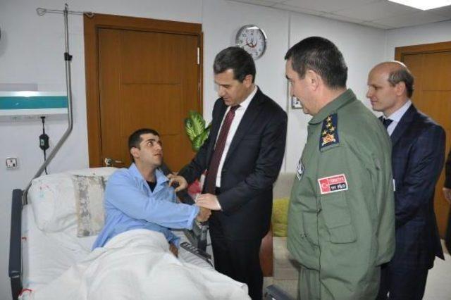 El Bab da Yaralanan Teğmeni Vali Hastanede Ziyaret Etti 1