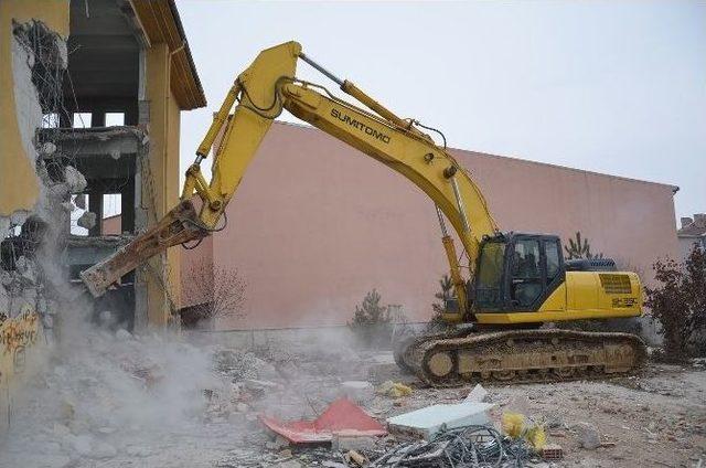 Çökme Riski Bulunan Kütüphane Binasındaki Yıkım Çalışmaları Tamamlandı