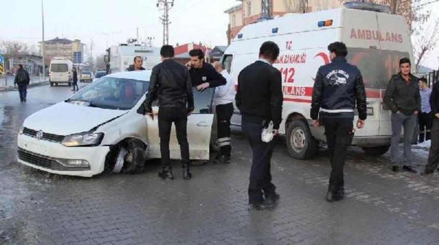 Ref&uuml;je &Ccedil;arpan Otomobilde Sıkışan S&uuml;r&uuml;c&uuml; G&uuml;&ccedil;l&uuml;kle Kurtarıldı