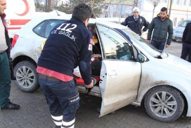 Refüje Çarpan Otomobilde Sıkışan Sürücü Güçlükle Kurtarıldı 1