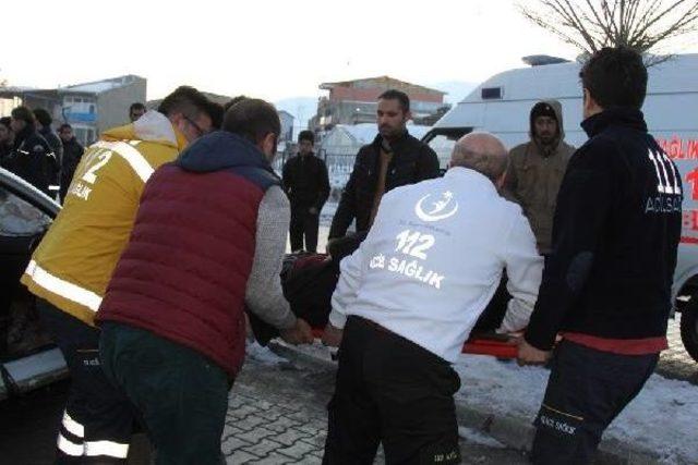 Refüje Çarpan Otomobilde Sıkışan Sürücü Güçlükle Kurtarıldı 2