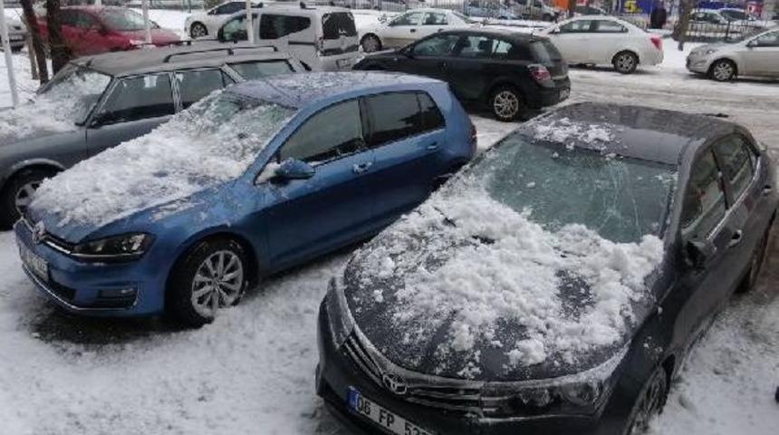Çatıdan Düşen Buzlar Otomobilleri Hurda Etti