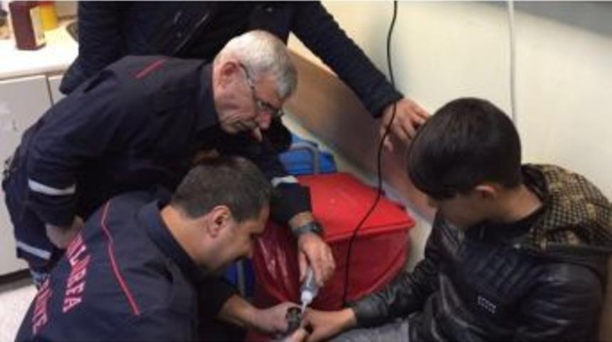 Parmağına Sıkışan Y&uuml;z&uuml;ğ&uuml; İtfaiye &Ccedil;ıkardı