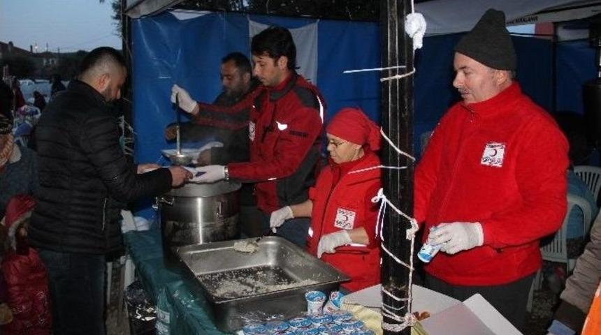Kızılay Depremzedelere Hem Yuva Hem Aş Sunuyor