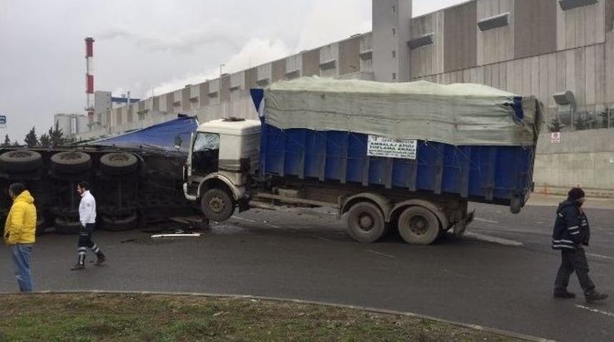 Ergene&rsquo;de Kamyon Tıra &Ccedil;arptı: 2 Yaralı