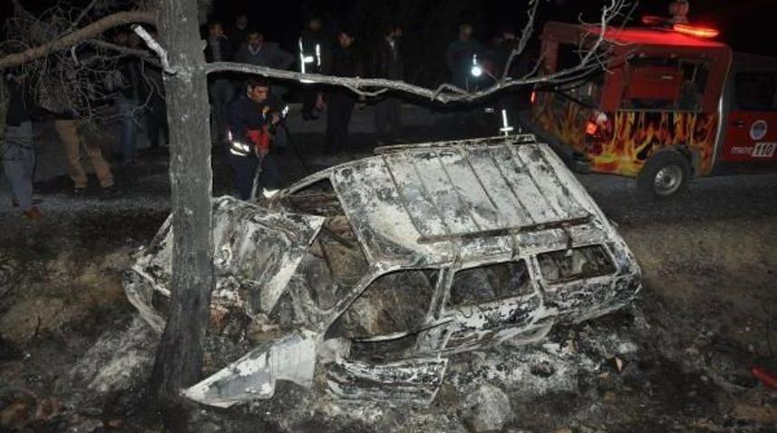 Ağa&ccedil;lara &Ccedil;arpıp Alev Alan Lpg'li Otomobilin S&uuml;r&uuml;c&uuml;s&uuml; Yanarak &Ouml;ld&uuml;