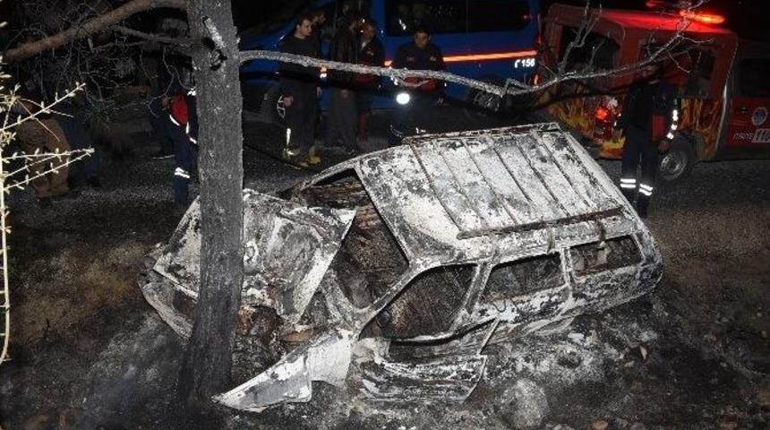 Ağaca &Ccedil;arparak Kaza Yapan Şahıs Yanarak Hayatını Kaybetti