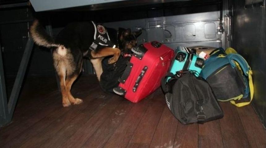 Kuşadası&rsquo;nda &Ccedil;eşitli Su&ccedil;lardan Aranan 8 Kişi Yakalandı