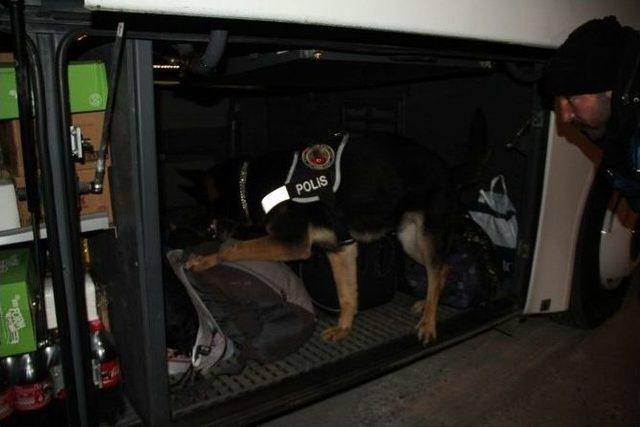 Kuşadası&rsquo;nda &Ccedil;eşitli Su&ccedil;lardan Aranan 8 Kişi Yakalandı 2