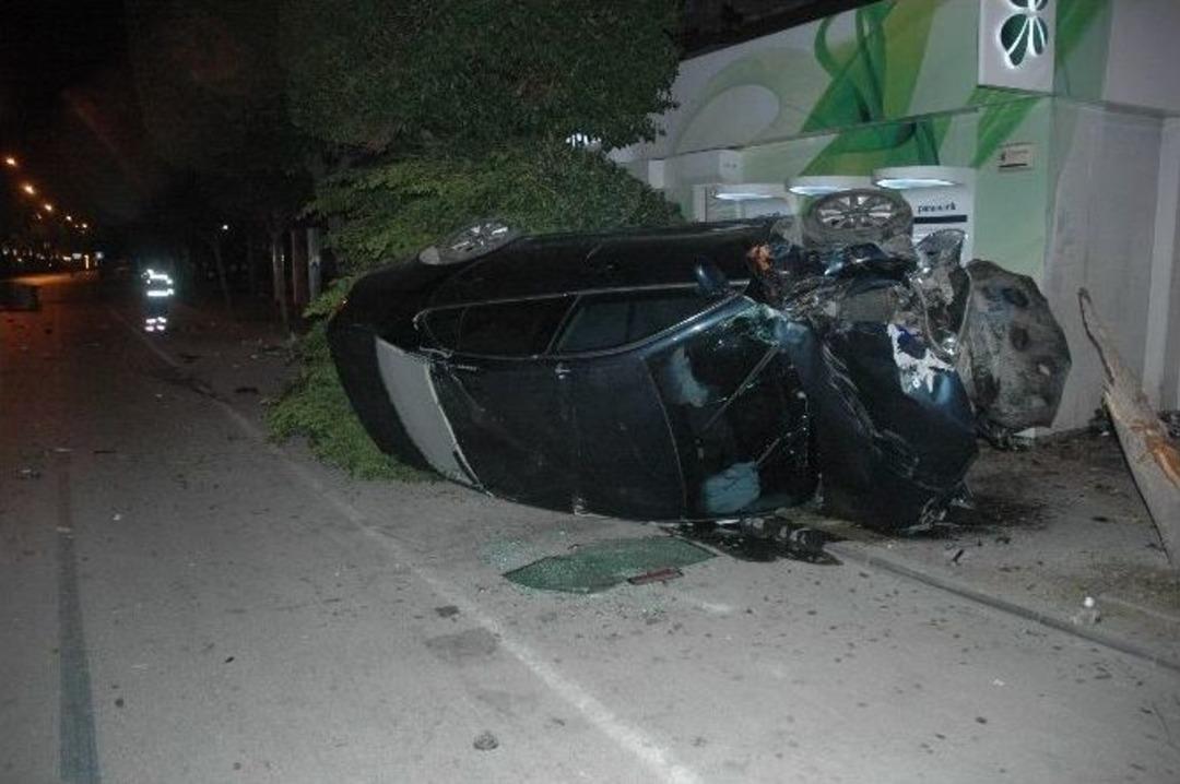 Alkoll&uuml; S&uuml;r&uuml;c&uuml; Takla Attı, Şans Eseri Yanında Bulunan Arkadaşıyla Yara Almadan Kurtuldu