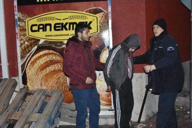 Marketten Çikolata Çalan 2 Kişi Yakalandı