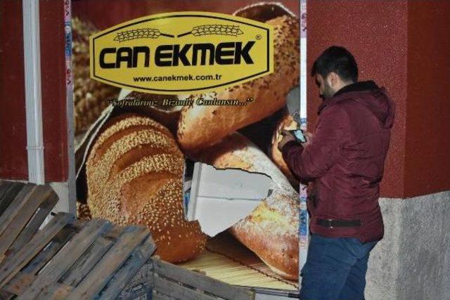 Marketten Çikolata Çalan 2 Kişi Yakalandı