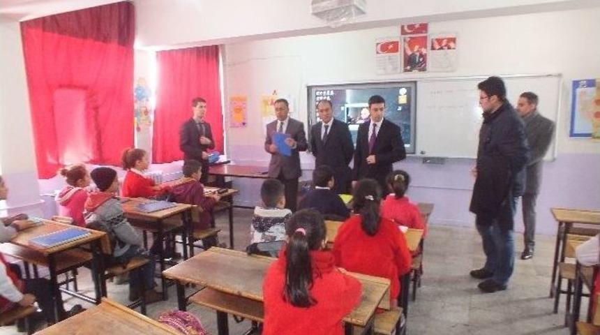 Malazgirt&rsquo;te 1109 &Ouml;ğrenciye Kıyafet Dağıtıldı