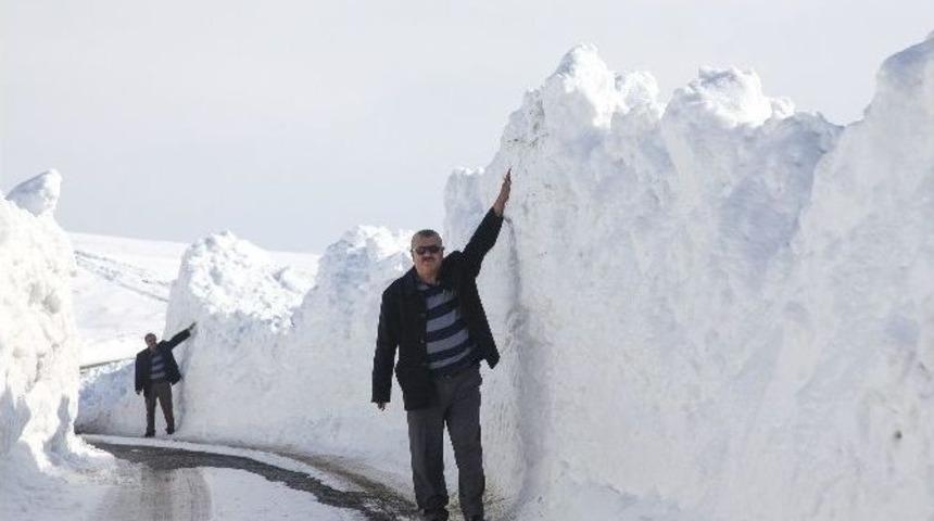 Ahlat&rsquo;ta 3 Metre Karda Yol A&ccedil;ma &Ccedil;alışması