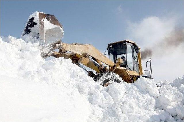 Ahlat’ta 3 Metre Karda Yol Açma Çalışması