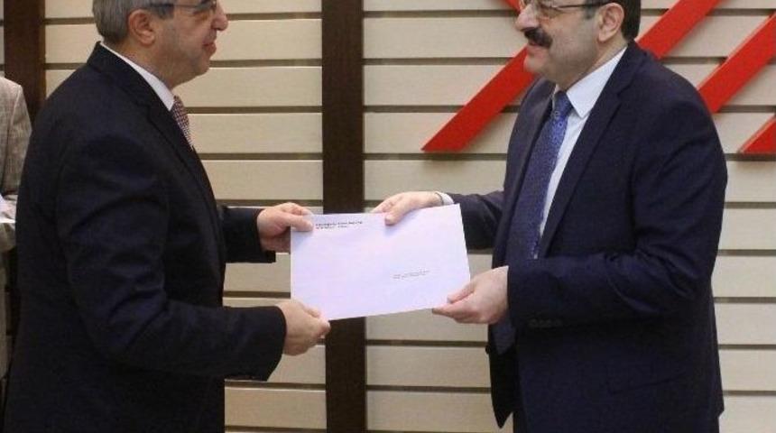 Kırklareli &Uuml;niversitesi Rekt&ouml;r&uuml; Şeng&ouml;r&uuml;r Atama Belgesini Aldı