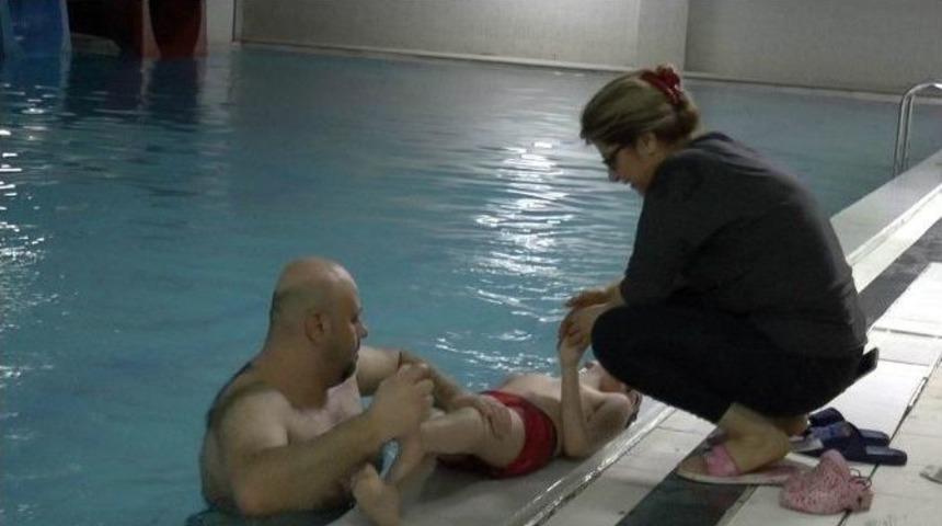 Engelli &Ccedil;ocuklara Y&uuml;zme Terapisi