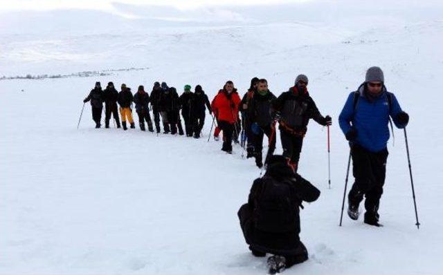 Gazeteciler Buz Tutan Çıldır Gölü’Nde 8 Kilometre Yürüdü