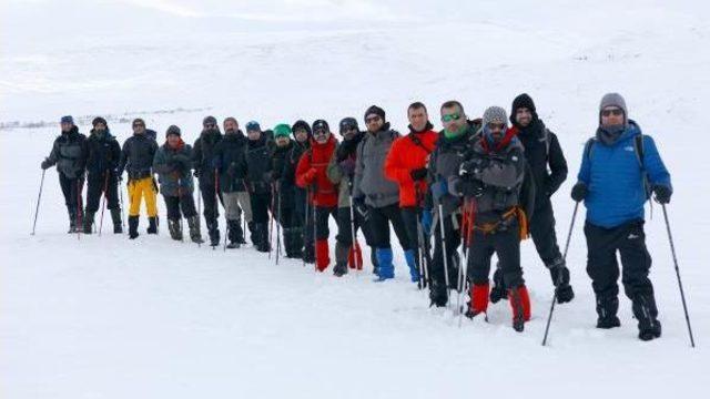 Gazeteciler Buz Tutan Çıldır Gölü’Nde 8 Kilometre Yürüdü