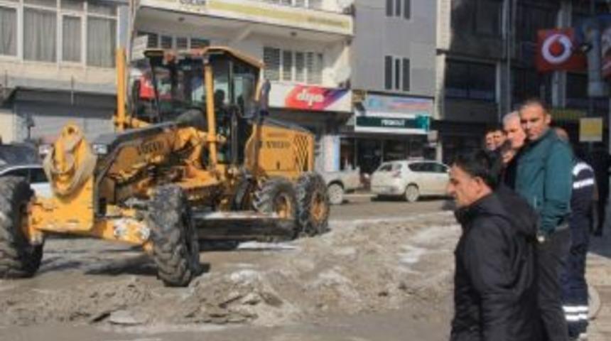 Hakkari Belediyesinden Buzla M&uuml;cadele &Ccedil;alışması